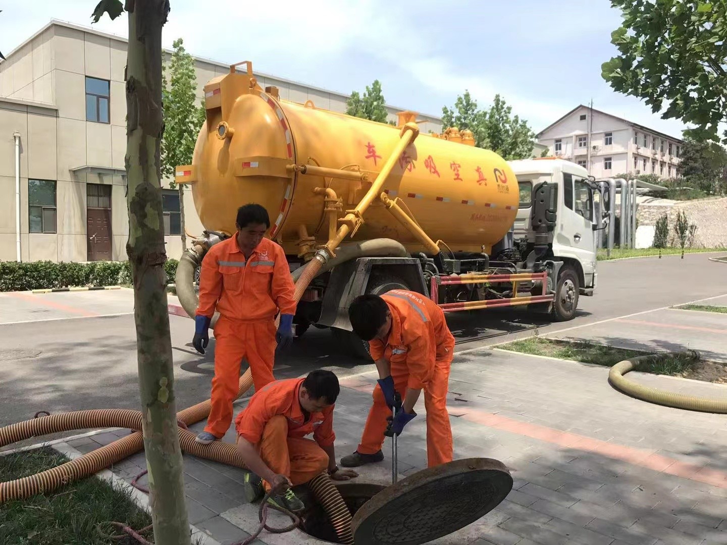 行唐管道疏通车停在窨井附近