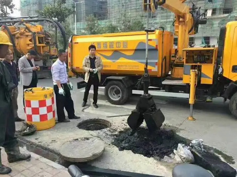 行唐街道：网格员化身“清道夫”，为民解忧疏通“堵心”化粪池