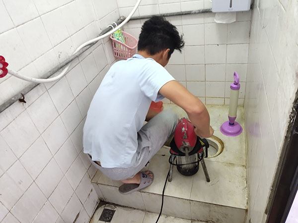 行唐肥皂掉到马桶里把马桶堵住了怎么办？马桶堵住了怎么办